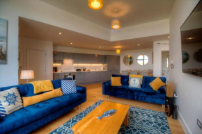 Pass the Keys Stunning Luxury Marina Apartment, sleeps 6